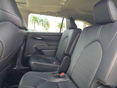 Certified 2025 Toyota Highlander XLE FWD image 19
