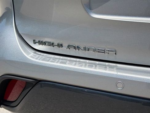 Used 2024 Toyota Highlander Limited FWD image 11