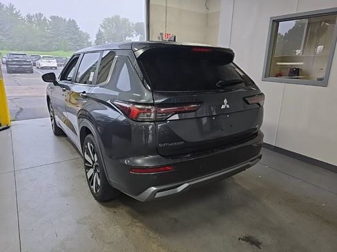 Used 2025 Mitsubishi Outlander AWD image 3