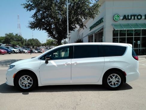Used 2025 Chrysler Pacifica Select FWD image 12