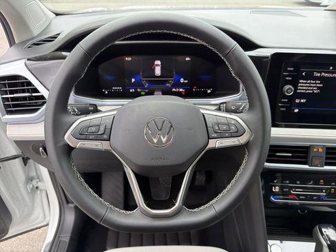 New 2026 Volkswagen Taos SE FWD image 23