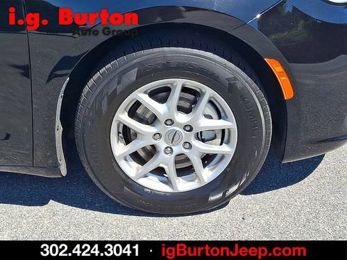 Used 2024 Chrysler Pacifica Touring-L FWD image 8