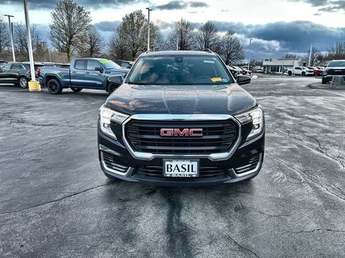Used 2023 GMC Terrain SLE w/ Driver Convenience Package image 3