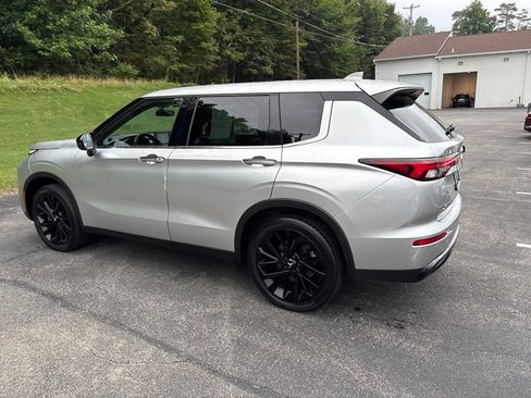 Used 2022 Mitsubishi Outlander SE AWD/4WD image 3