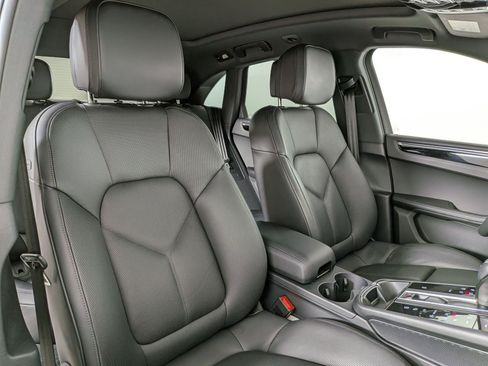 Certified 2025 Porsche Macan AWD/4WD image 24