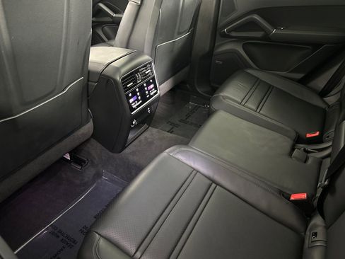 Used 2023 Porsche Cayenne Coupe image 11