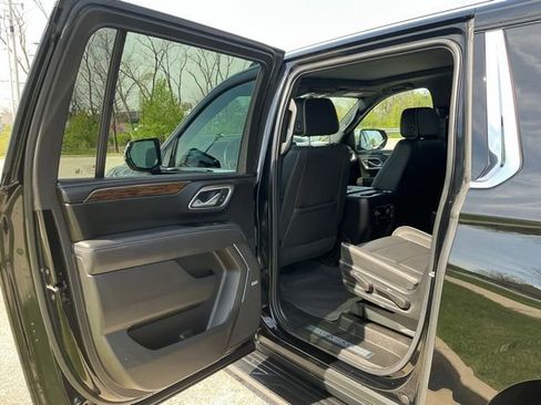 Used 2023 Chevrolet Suburban Premier image 17