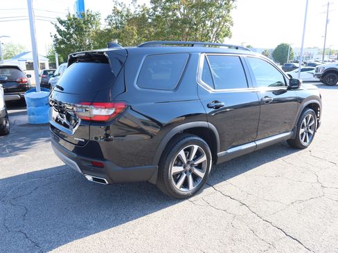 Used 2025 Honda Pilot Touring image 4