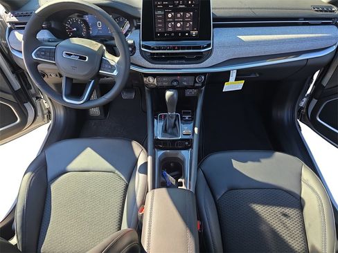 New 2026 Jeep Compass Latitude image 9