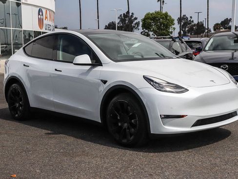 Used 2022 Tesla Model Y Long Range AWD/4WD image 3