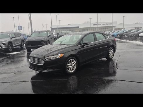 Used 2015 Ford Fusion SE image 4