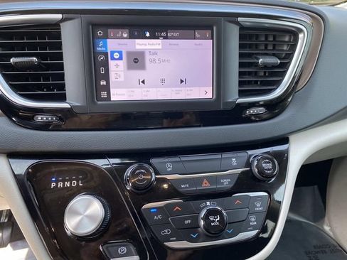 Used 2023 Chrysler Voyager LX FWD image 11