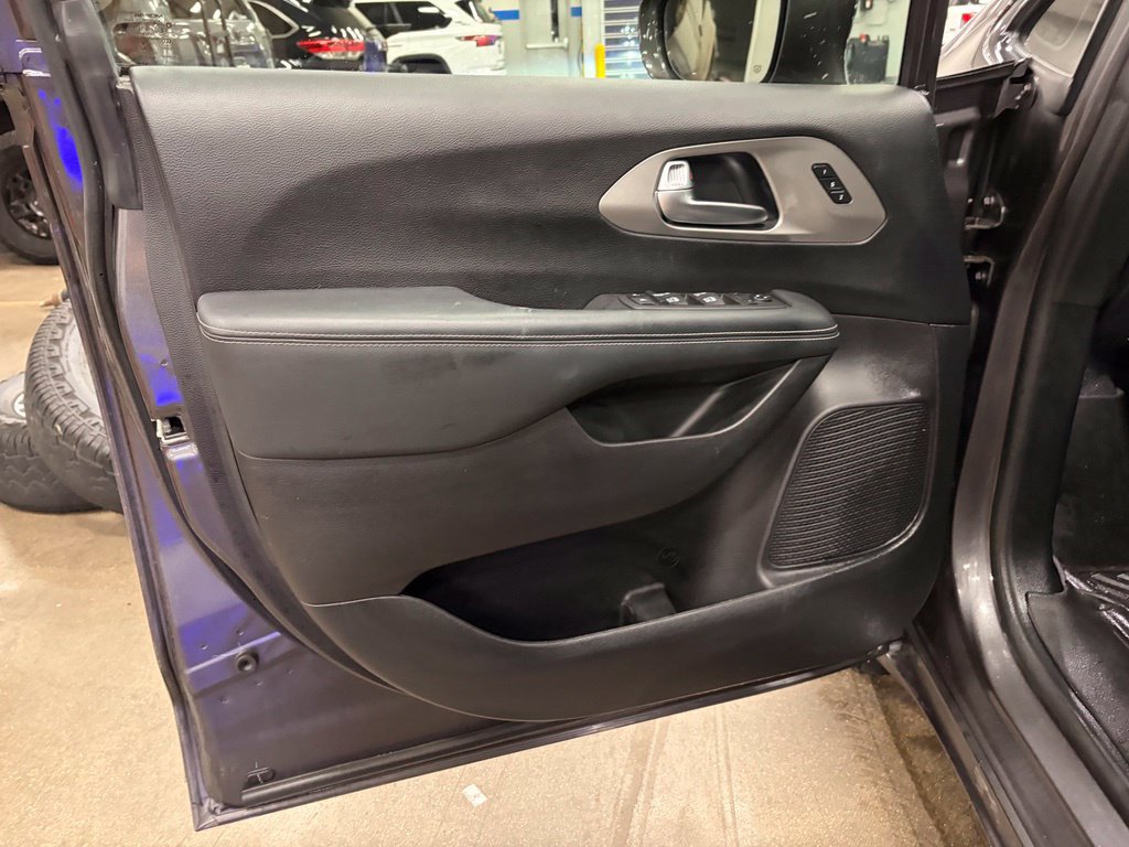 Used 2021 Chrysler Pacifica Limited w/ Uconnect Theater Family Group AWD/4WD image 15