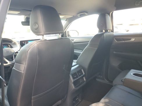 Certified 2024 Volkswagen Atlas Cross Sport SE FWD image 18