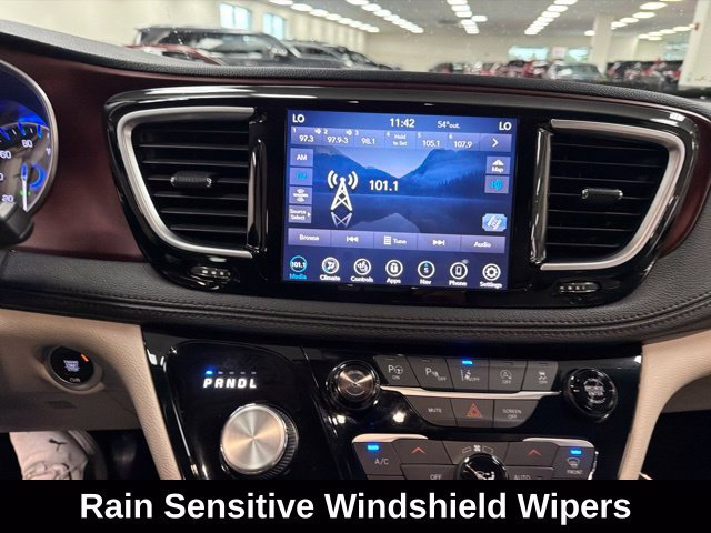 Used 2020 Chrysler Pacifica Limited w/ Tire & Wheel Group FWD image 25