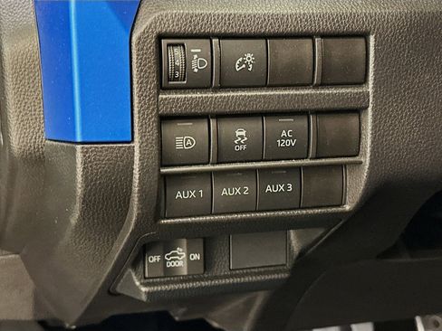 Used 2025 Toyota Tacoma TRD Sport w/ TRD Sport Upgrade Package image 17