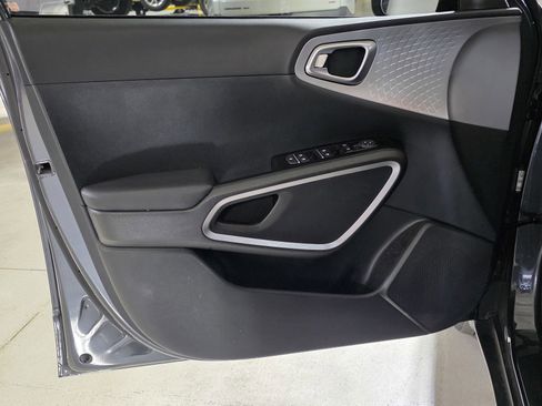Used 2023 Kia Soul LX w/ LX Technology Package image 16