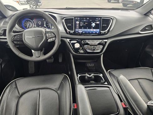 Used 2025 Chrysler Pacifica Limited FWD image 14