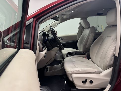 Used 2021 Chrysler Pacifica Touring-L image 15