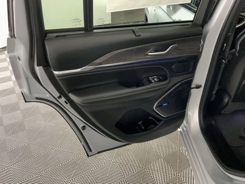 Used 2024 Jeep Grand Cherokee Overland w/ Luxury Tech Group IV image 41