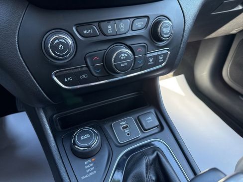 Used 2019 Jeep Cherokee Limited AWD/4WD image 23