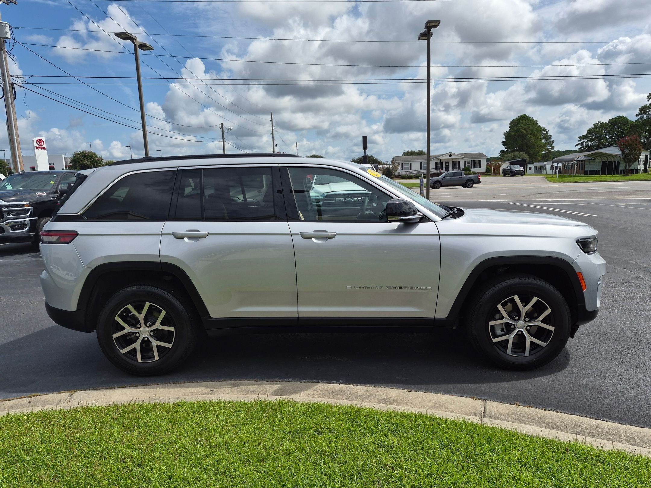 Used 2025 Jeep Grand Cherokee Limited w/ Trailer Tow Package AWD/4WD image 4