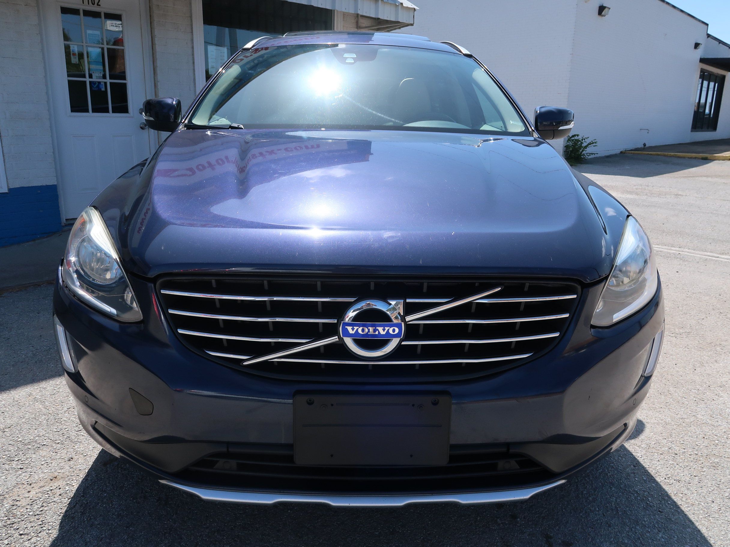 Used 2015 Volvo XC60 T5 Premier w/ Proximity Package FWD image 3