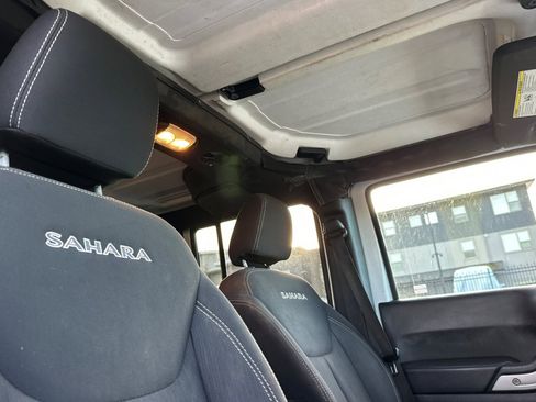 Used 2018 Jeep Wrangler Unlimited Sahara w/ Connectivity Group image 17