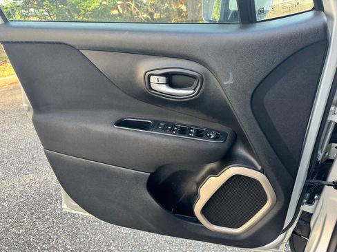 Used 2015 Jeep Renegade Latitude w/ Popular Equipment Group image 18