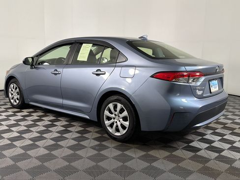 Used 2022 Toyota Corolla LE FWD image 2
