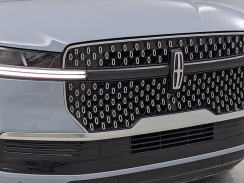 Used 2025 Lincoln Navigator Reserve image 46