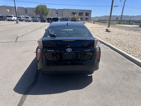 Used 2017 Toyota Prius Two w/ Preferred Accessory Package FWD image 4
