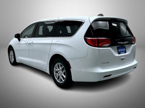 Used 2023 Chrysler Voyager LX image 7