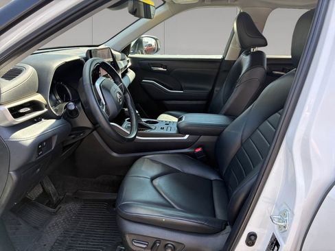 Used 2023 Toyota Highlander XLE image 10