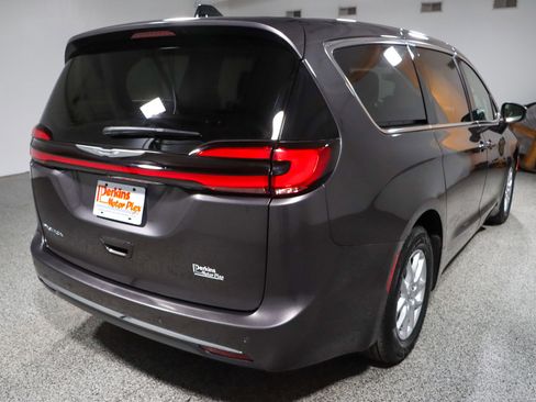 Used 2023 Chrysler Pacifica Touring-L FWD image 7