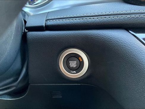 New 2025 Chrysler Pacifica Select image 50