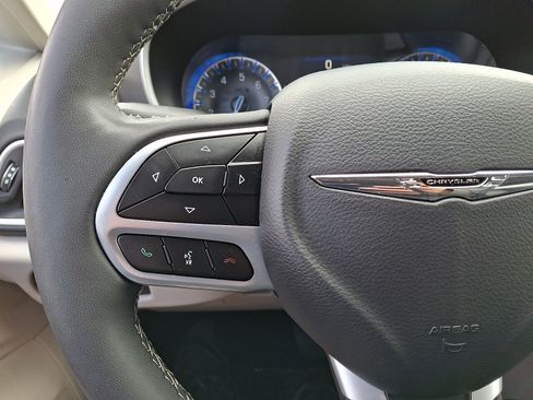 Used 2023 Chrysler Pacifica Touring-L FWD image 23