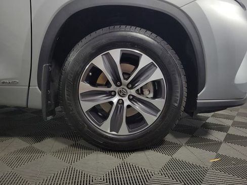 Used 2022 Toyota Highlander XLE image 11