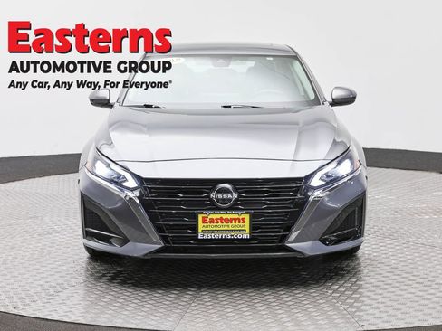 Used 2023 Nissan Altima 2.5 SV w/ SV Premium Package FWD image 2