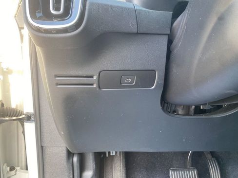 Used 2023 Volvo XC40 B5 Plus image 14