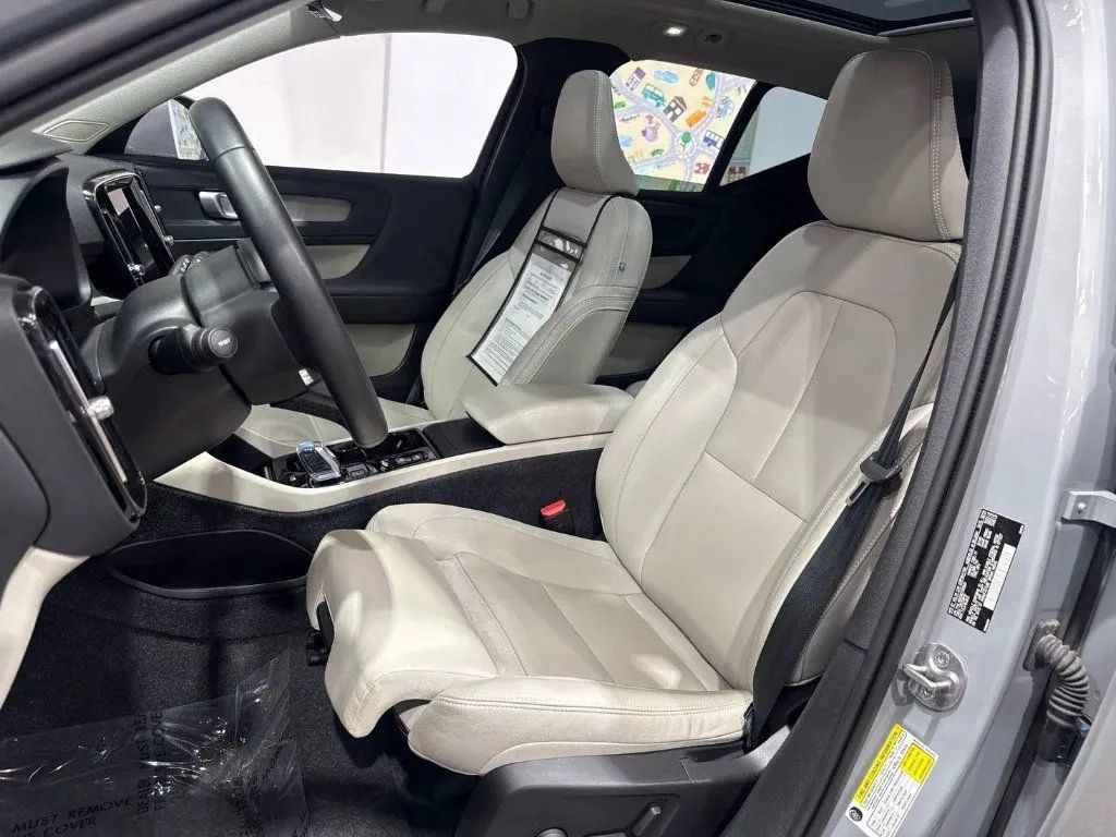 Used 2024 Volvo XC40 B5 Plus AWD/4WD image 12