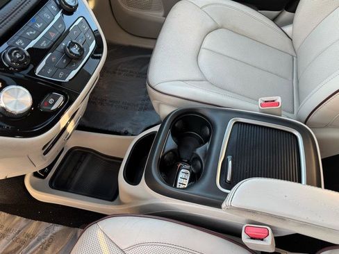 Used 2017 Chrysler Pacifica Limited image 14