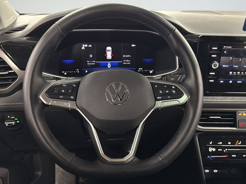 Used 2025 Volkswagen Taos SE AWD/4WD image 37