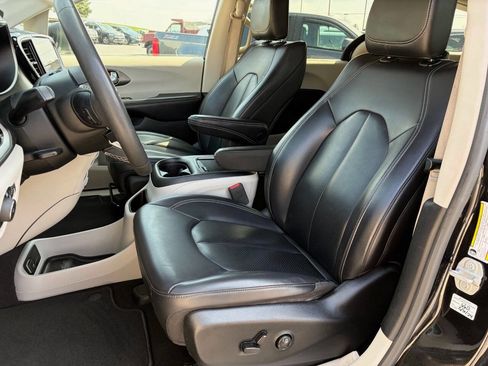 Used 2023 Chrysler Pacifica Touring-L FWD image 7