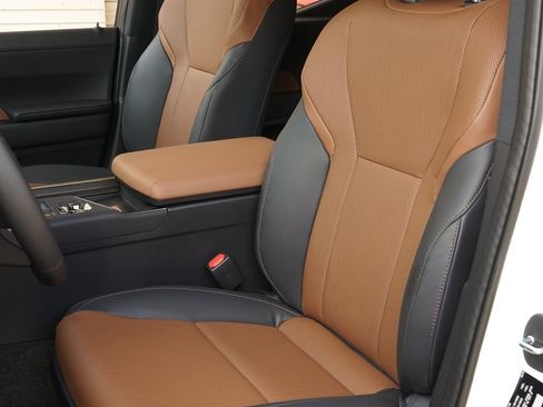 Used 2026 Lexus GX 550 w/ Cold Area Package image 8