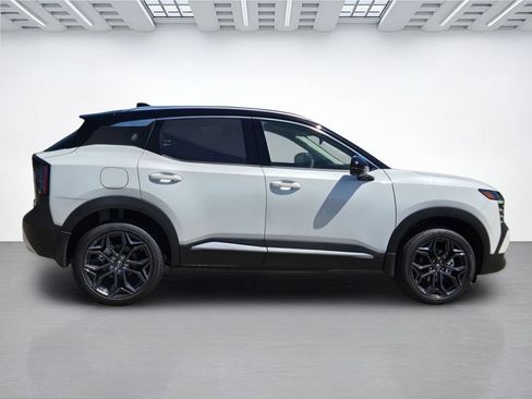 New 2026 Nissan Kicks SR w/ SR Premium Package FWD image 3