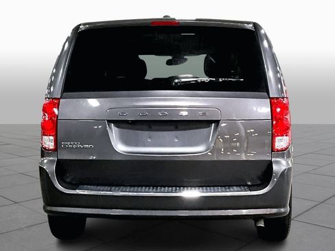 Used 2019 Dodge Grand Caravan SE w/ UConnect Hands-Free Group image 4