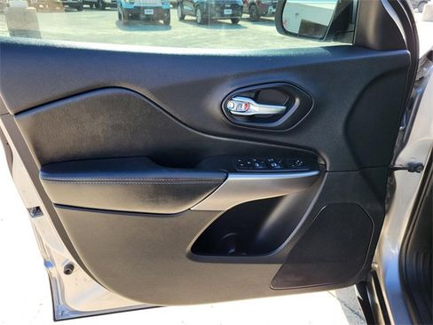 Used 2020 Jeep Cherokee Latitude Plus image 16