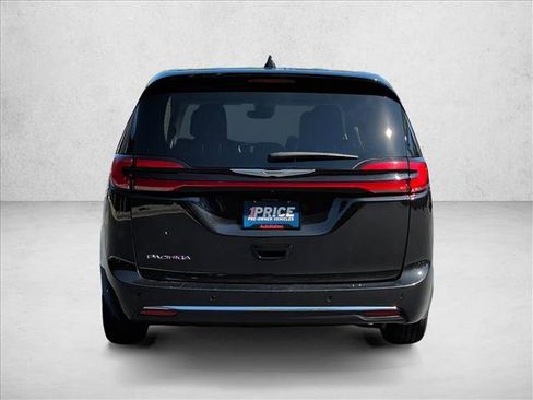 Used 2023 Chrysler Pacifica Touring-L FWD image 6
