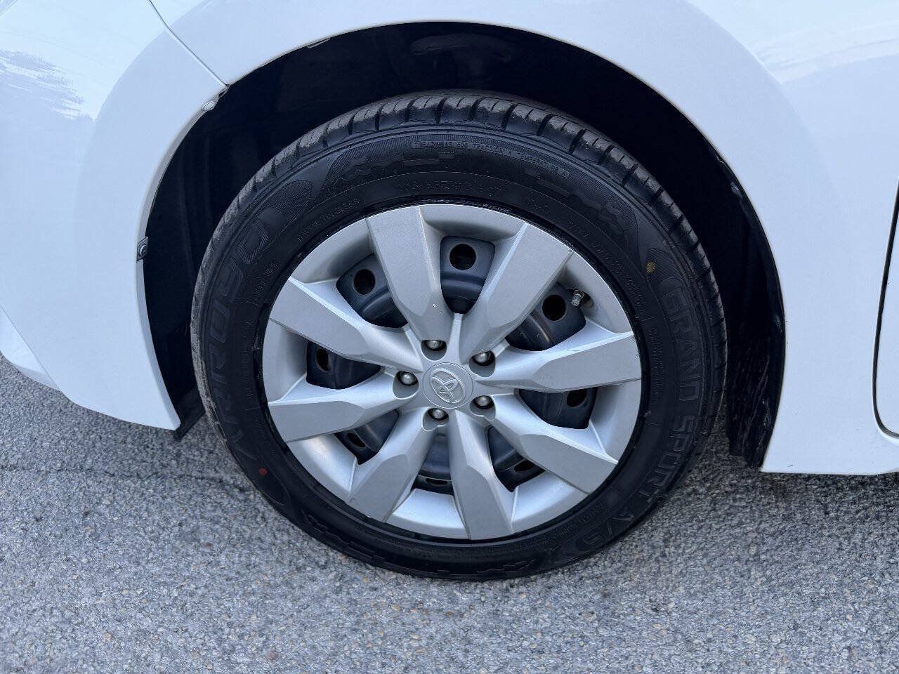 Used 2016 Toyota Corolla LE FWD image 13